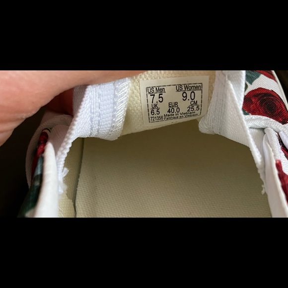 Vans Red Roses Classic Slip-On - Picture 5 of 6